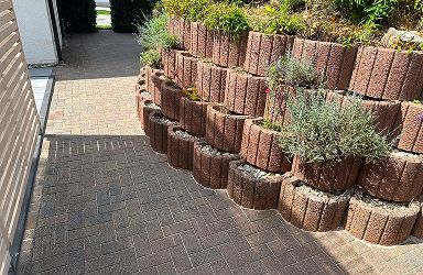 Gereinigte Pflasterfläche in Mainz: Vorher-Nachher Effekt der Steinreinigung. Vermooste Steine wurden professionell gesäubert. Jetzt strahlt die Einfahrt wieder!