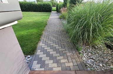 Gereinigter Pflasterweg in Mainz. Die Steinreinigung sorgt für einen sauberen und ansprechenden Außenbereich. Vorher/Nachher Effekt sichtbar.