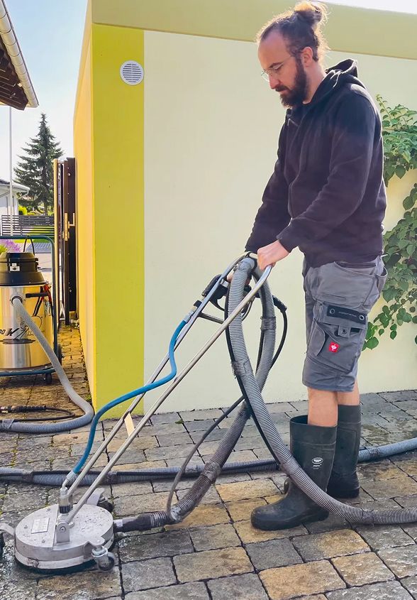 Reinigung einer Pflasterfläche mit Spezialgerät. Vorher-Nachher Effekt der Steinreinigung. Homepage