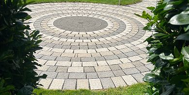 Kreisförmige Pflasterfläche, gereinigt. Unterschiedliche Grautöne. Gartenweg. Perfekt sauber. Impressum.