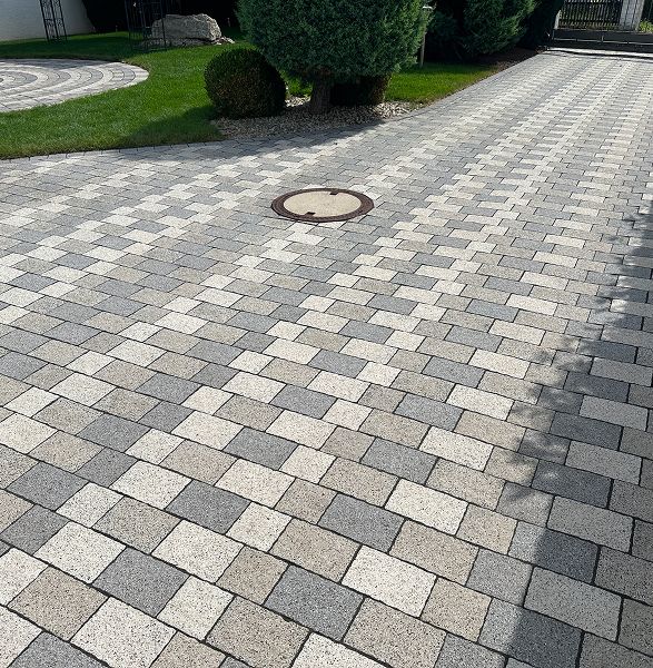 Gereinigte Pflaster Einfahrt: Vorher/Nachher Effekt durch professionelle Steinreinigung. Leistungen im Überblick.
