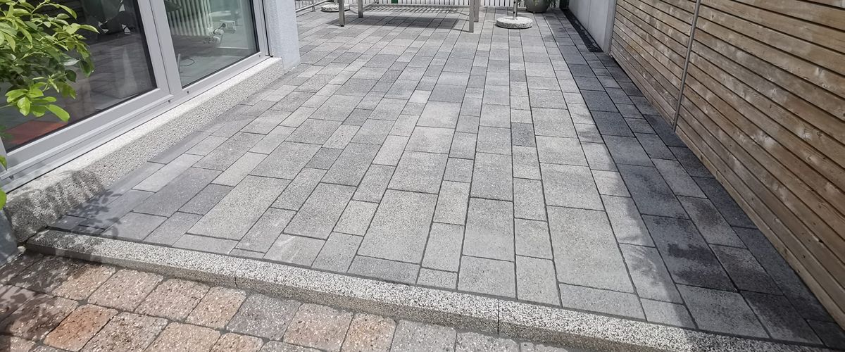 Gereinigte Pflasterfläche einer Terrasse. Die Steine sind sauber und zeigen das Ergebnis einer professionellen Reinigung. Homepage.