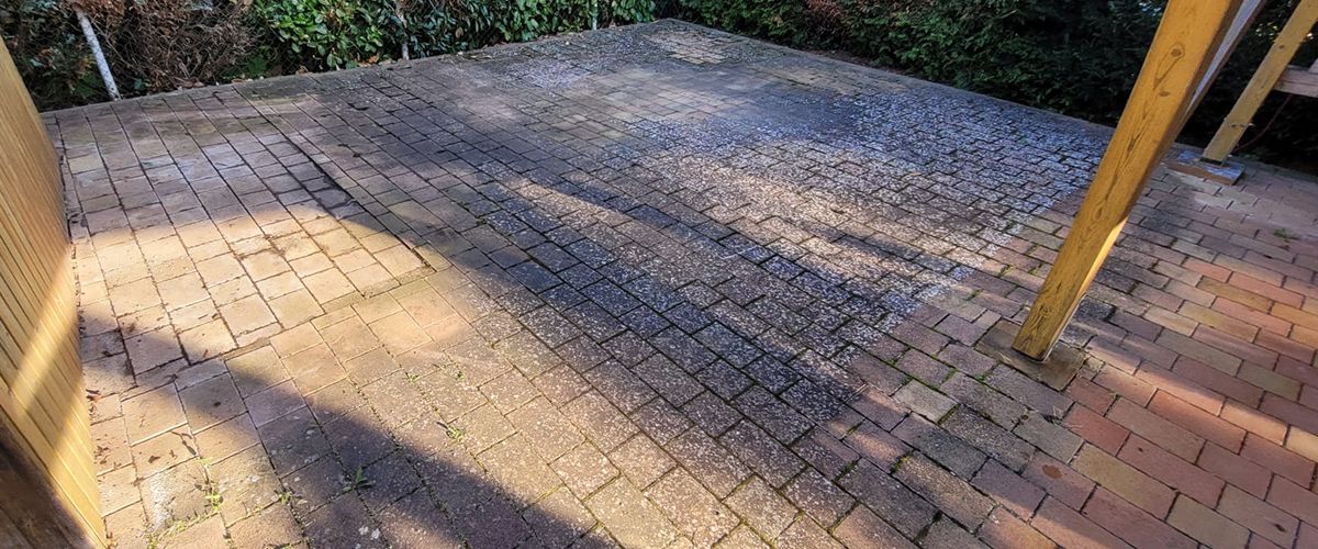 Vorher/Nachher: Teilweise gereinigte Pflasterfläche. Vermooster Hof wird durch professionelle Reinigung wieder sauber. Homepage